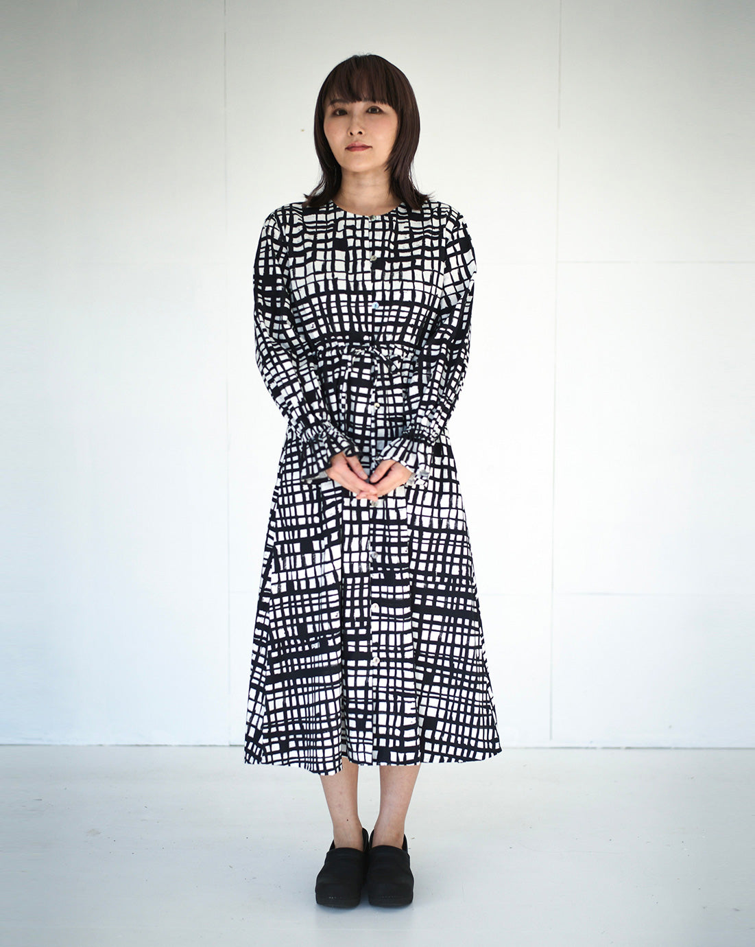 finger line front open dress